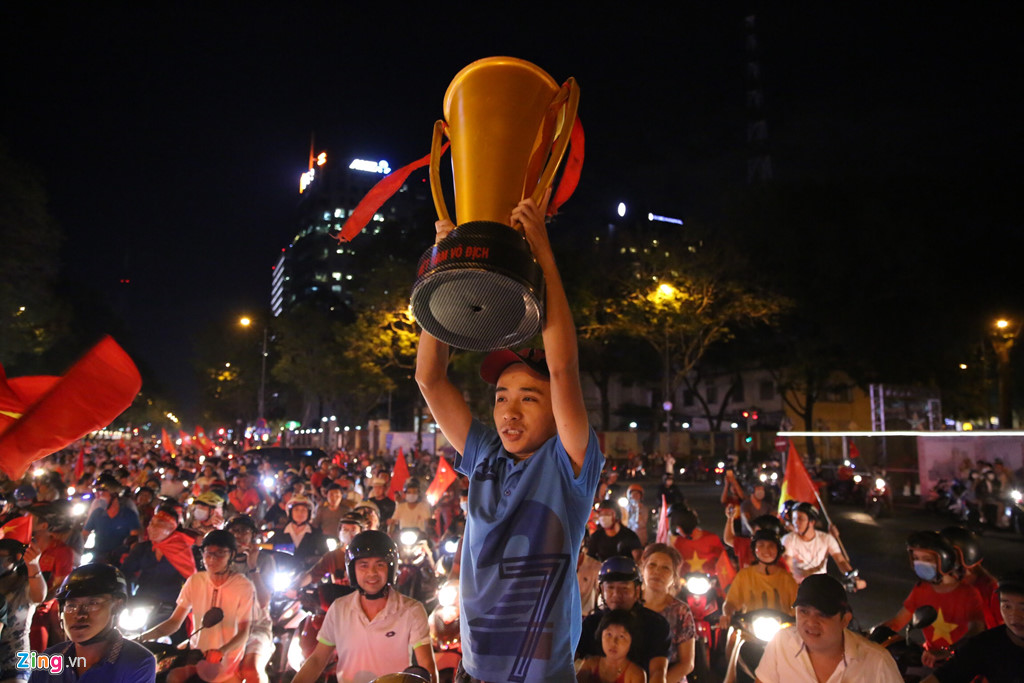 Gia đình cầu thủ đổ về Hà Nội xem chung kết, dự kiến đi bão xuyên đêm-1