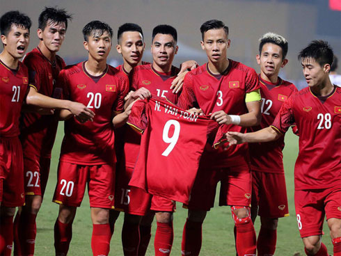 Đài truyền hình SBS Hàn Quốc đến tận Mỹ Đình ghi lại không khí rực lửa của trận chung kết AFF Cup-2