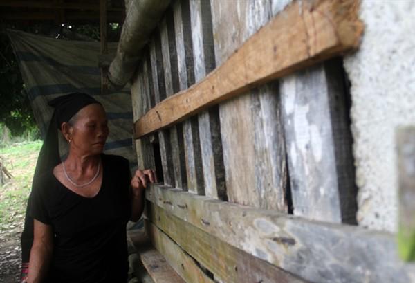 Mẹ già thắt ruột gần 15 năm nhốt con trai trong cũi chưa đầy 2m2-1