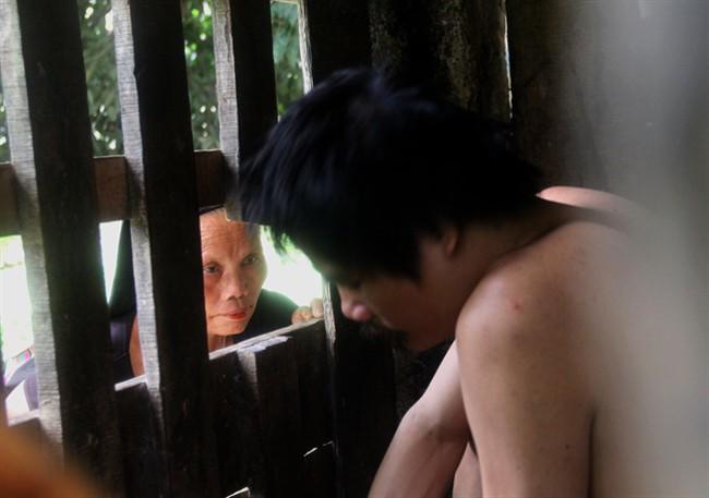 Mẹ già thắt ruột gần 15 năm nhốt con trai trong cũi chưa đầy 2m2-2