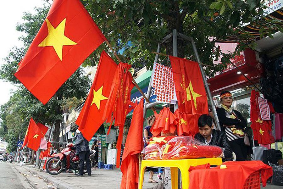 10 năm có 1 ngày: Cờ Tổ quốc cháy hàng trong ngày chung kết AFF Cup-2