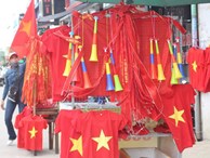 10 năm có 1 ngày: Cờ Tổ quốc cháy hàng trong ngày chung kết AFF Cup