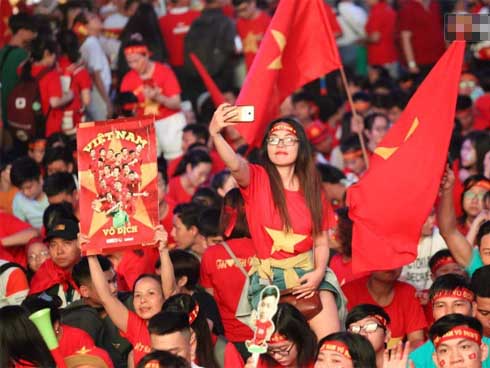 CĐV Malaysia náo loạn phố cổ Hà Nội trước trận chung kết-10