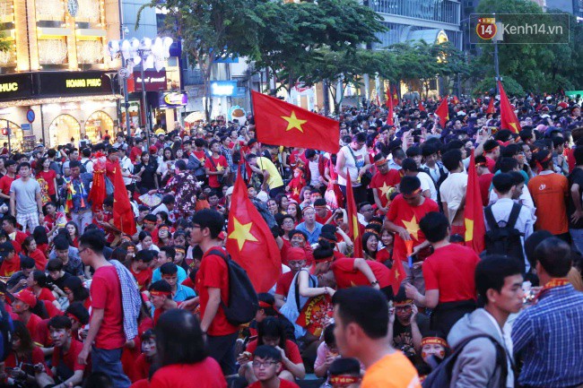 Việt Nam vô địch AFF Cup 2018, triệu CĐV nhảy múa ăn mừng-72