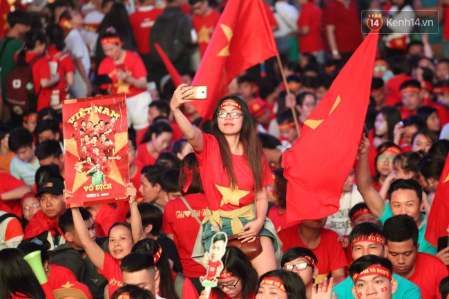 Việt Nam vô địch AFF Cup 2018, triệu CĐV nhảy múa ăn mừng-73