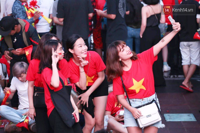 Việt Nam vô địch AFF Cup 2018, triệu CĐV nhảy múa ăn mừng-76