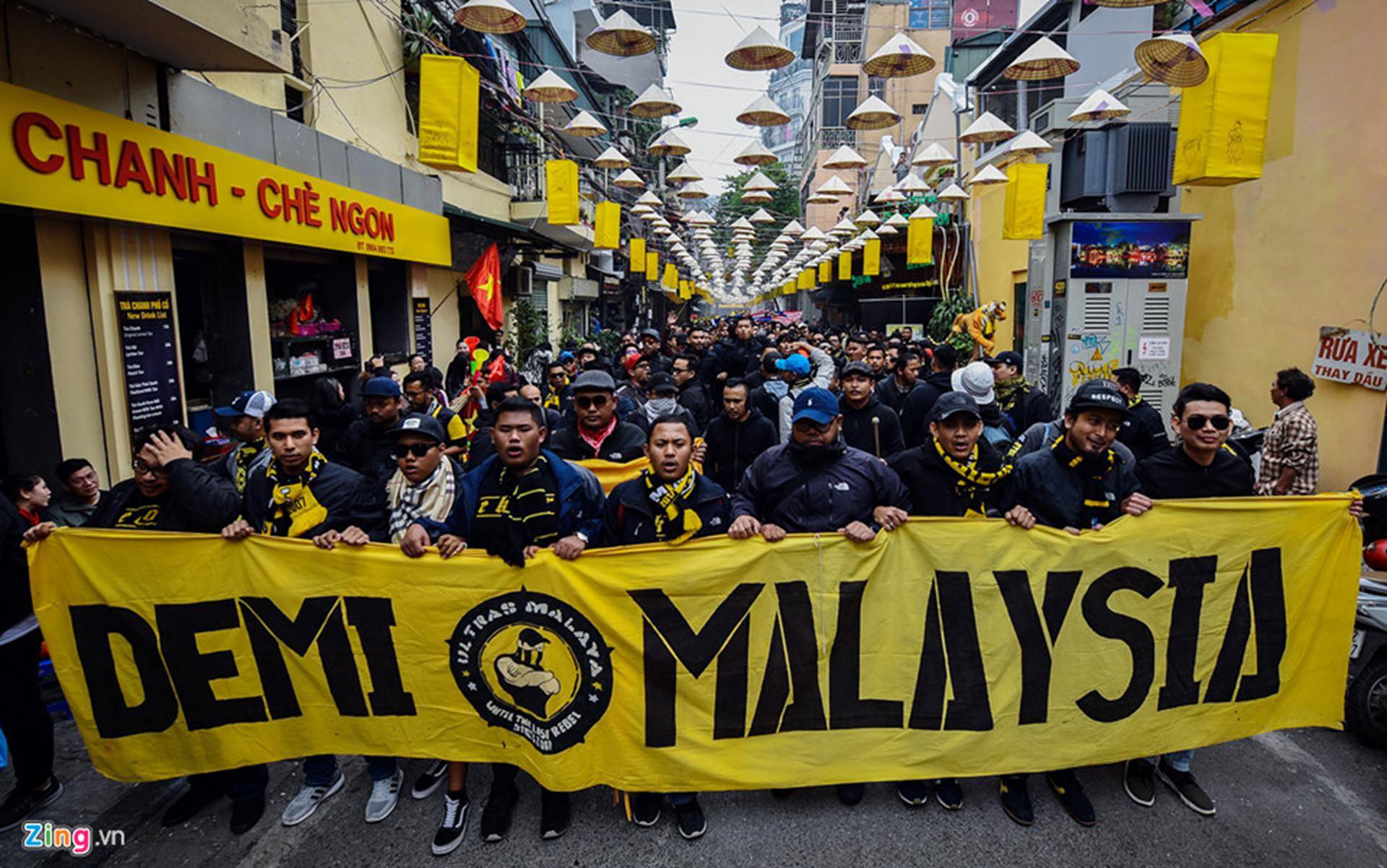 CĐV Malaysia náo loạn phố cổ Hà Nội trước trận chung kết-2