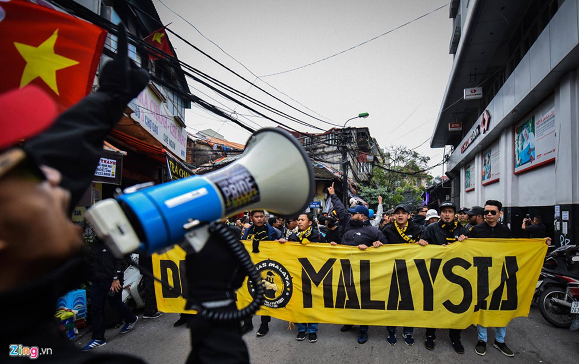 CĐV Malaysia náo loạn phố cổ Hà Nội trước trận chung kết-3