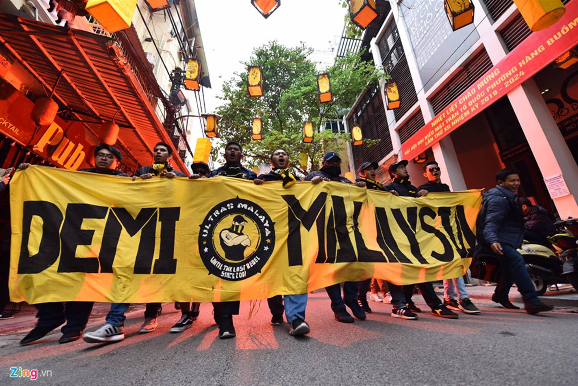 CĐV Malaysia náo loạn phố cổ Hà Nội trước trận chung kết-5