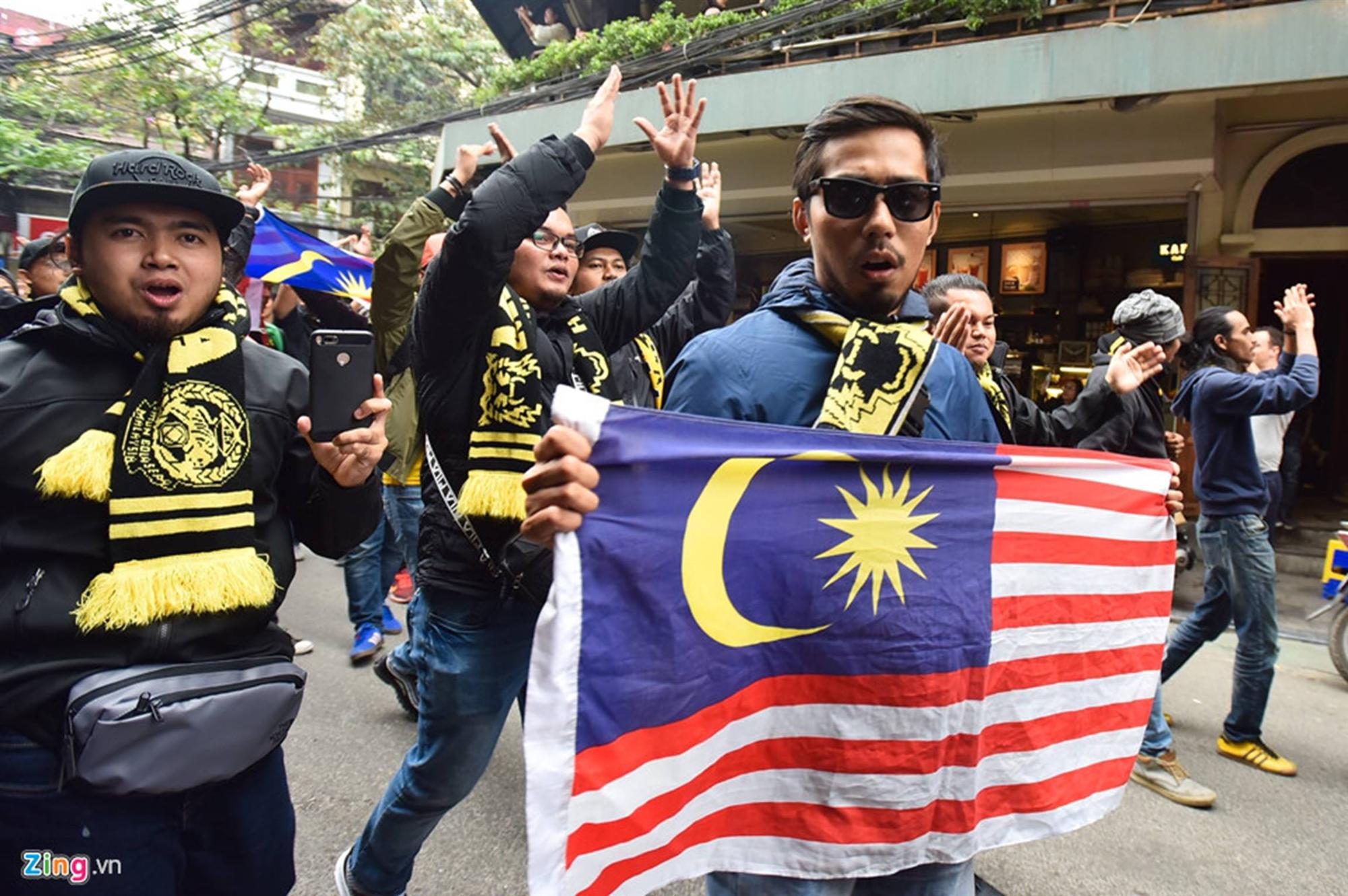 CĐV Malaysia náo loạn phố cổ Hà Nội trước trận chung kết-7
