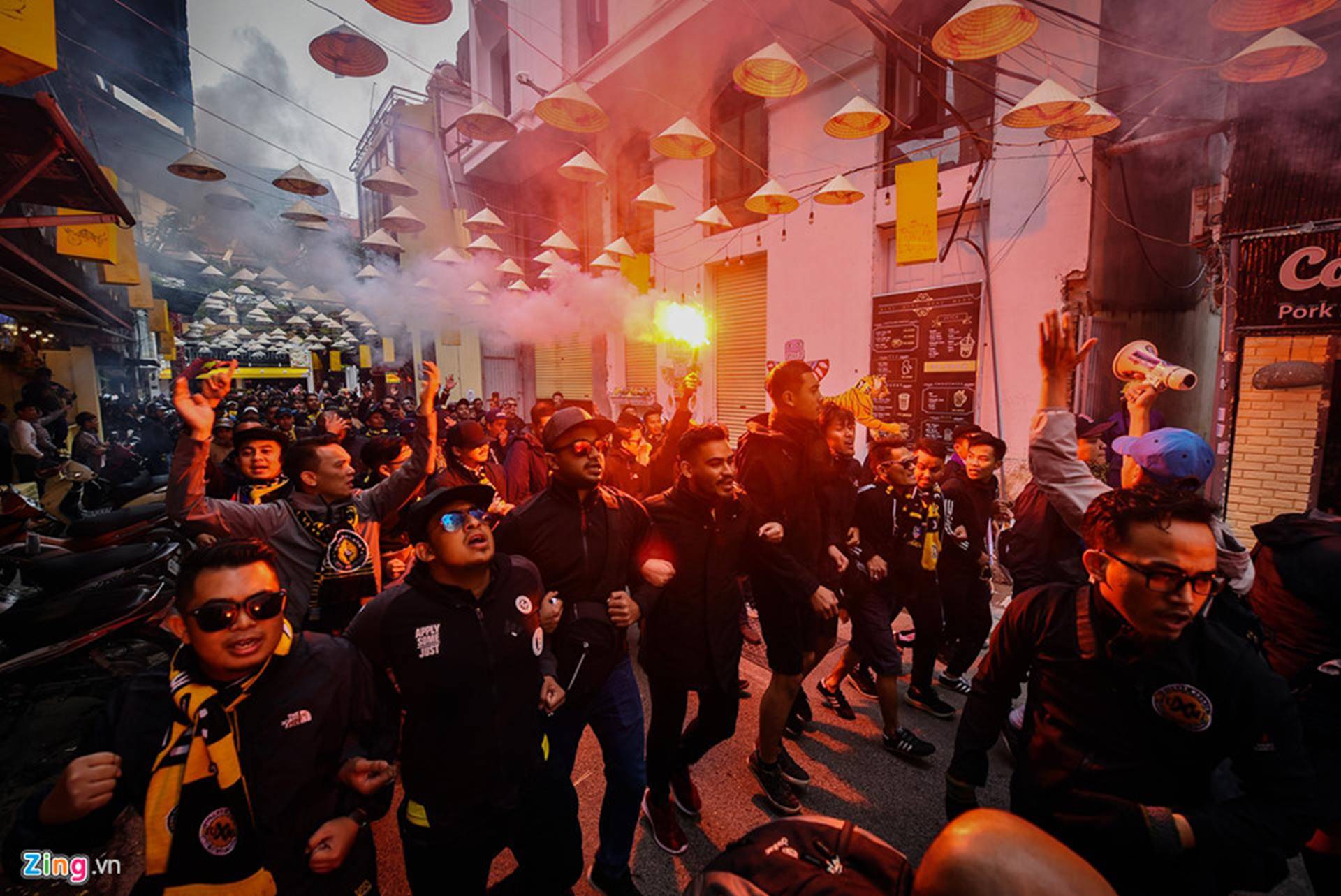 CĐV Malaysia náo loạn phố cổ Hà Nội trước trận chung kết-9