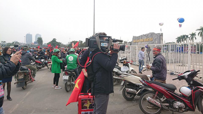 Đài truyền hình SBS Hàn Quốc đến tận Mỹ Đình ghi lại không khí rực lửa của trận chung kết AFF Cup-1