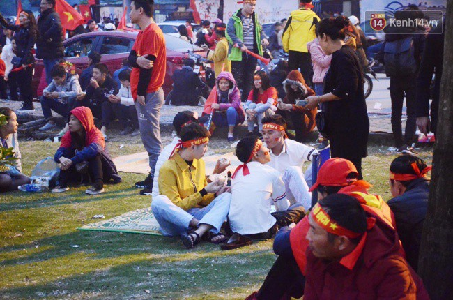 CĐV trải chiếu, nướng mực uống bia trên bãi cỏ trước giờ bóng lăn trận chung kết Việt Nam vs Malaysia trên SVĐ Mỹ Đình-1
