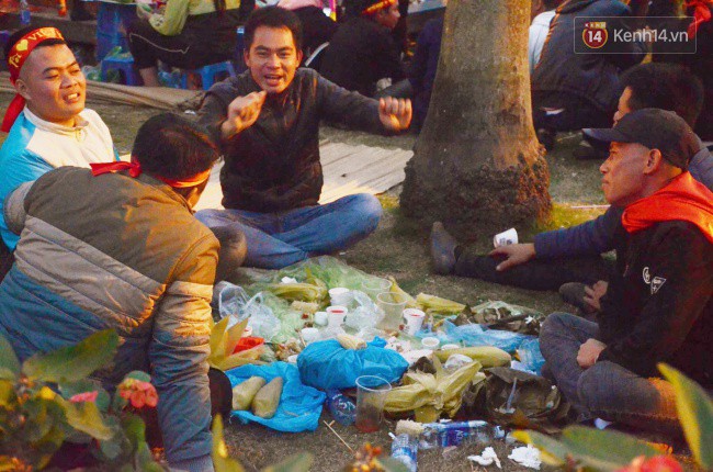 CĐV trải chiếu, nướng mực uống bia trên bãi cỏ trước giờ bóng lăn trận chung kết Việt Nam vs Malaysia trên SVĐ Mỹ Đình-2