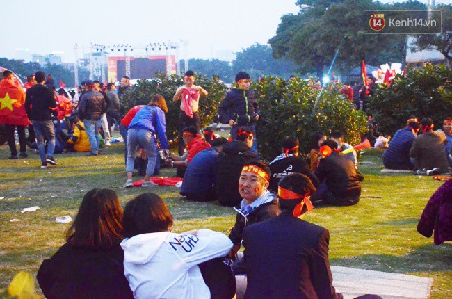 CĐV trải chiếu, nướng mực uống bia trên bãi cỏ trước giờ bóng lăn trận chung kết Việt Nam vs Malaysia trên SVĐ Mỹ Đình-4