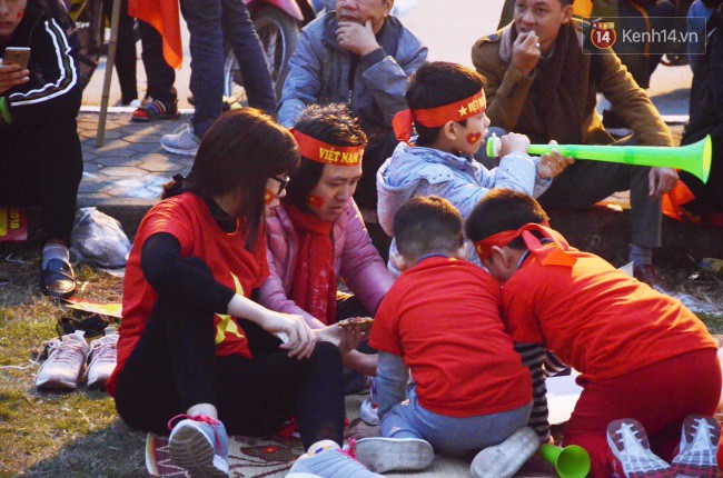 CĐV trải chiếu, nướng mực uống bia trên bãi cỏ trước giờ bóng lăn trận chung kết Việt Nam vs Malaysia trên SVĐ Mỹ Đình-5