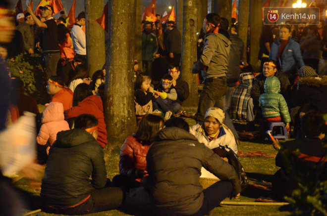 CĐV trải chiếu, nướng mực uống bia trên bãi cỏ trước giờ bóng lăn trận chung kết Việt Nam vs Malaysia trên SVĐ Mỹ Đình-10