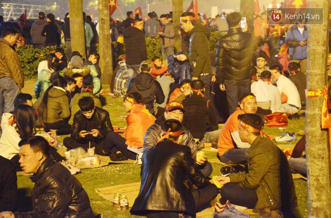 CĐV trải chiếu, nướng mực uống bia trên bãi cỏ trước giờ bóng lăn trận chung kết Việt Nam vs Malaysia trên SVĐ Mỹ Đình-7