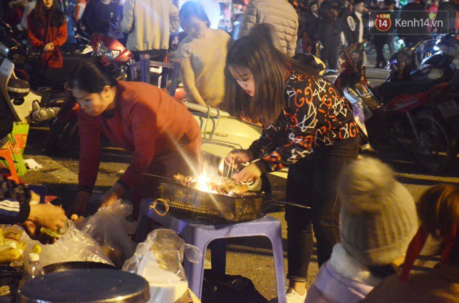 CĐV trải chiếu, nướng mực uống bia trên bãi cỏ trước giờ bóng lăn trận chung kết Việt Nam vs Malaysia trên SVĐ Mỹ Đình-8