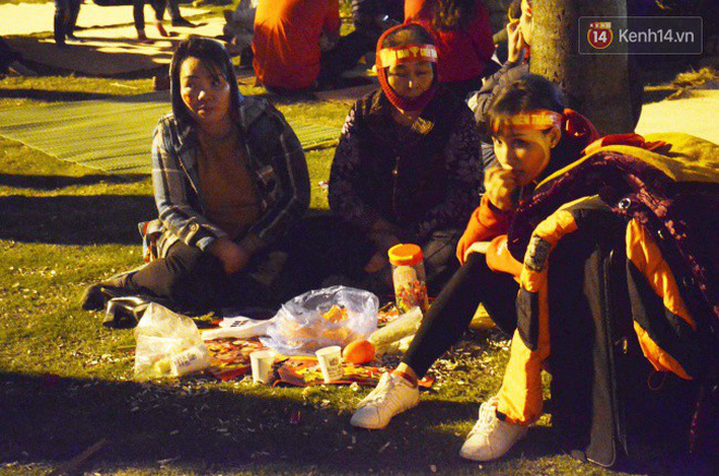 CĐV trải chiếu, nướng mực uống bia trên bãi cỏ trước giờ bóng lăn trận chung kết Việt Nam vs Malaysia trên SVĐ Mỹ Đình-9