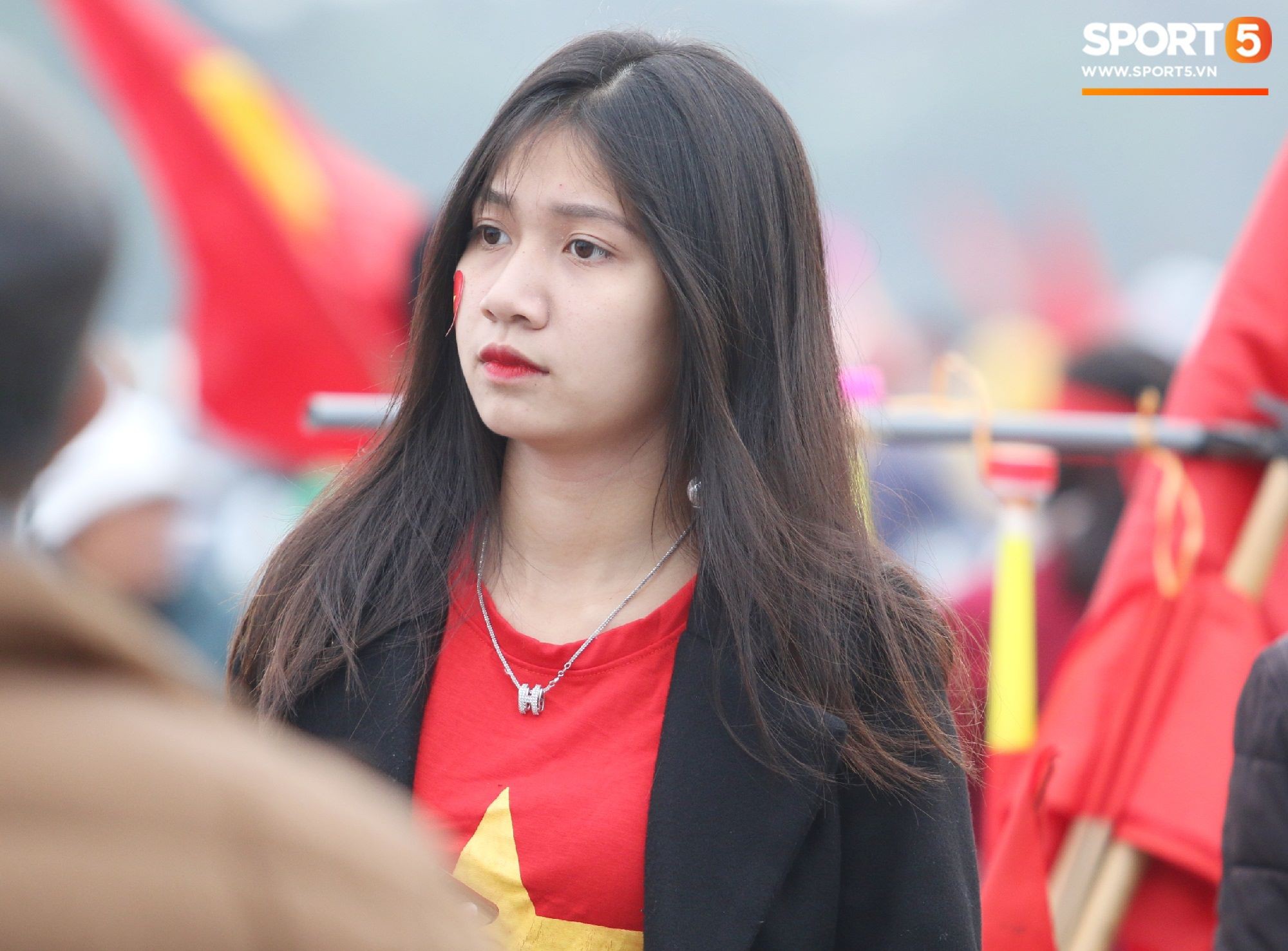 Trước giờ bóng lăn, SVĐ Mỹ Đình đã trở nên cực nóng nhờ loạt nữ CĐV xinh xắn này-1