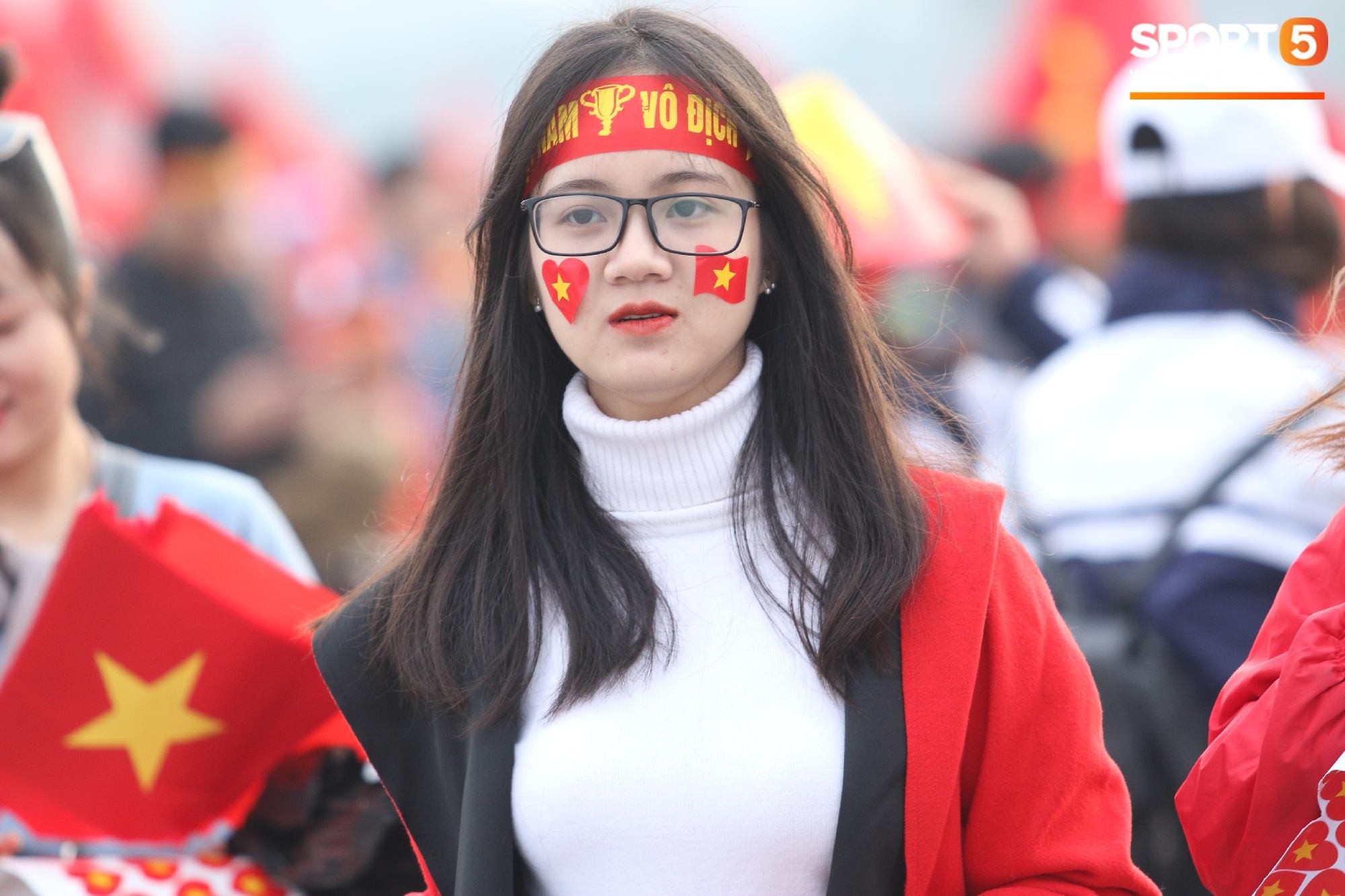 Trước giờ bóng lăn, SVĐ Mỹ Đình đã trở nên cực nóng nhờ loạt nữ CĐV xinh xắn này-2