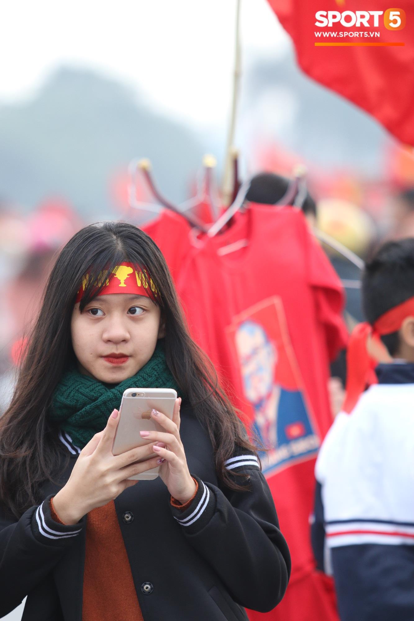 Trước giờ bóng lăn, SVĐ Mỹ Đình đã trở nên cực nóng nhờ loạt nữ CĐV xinh xắn này-6