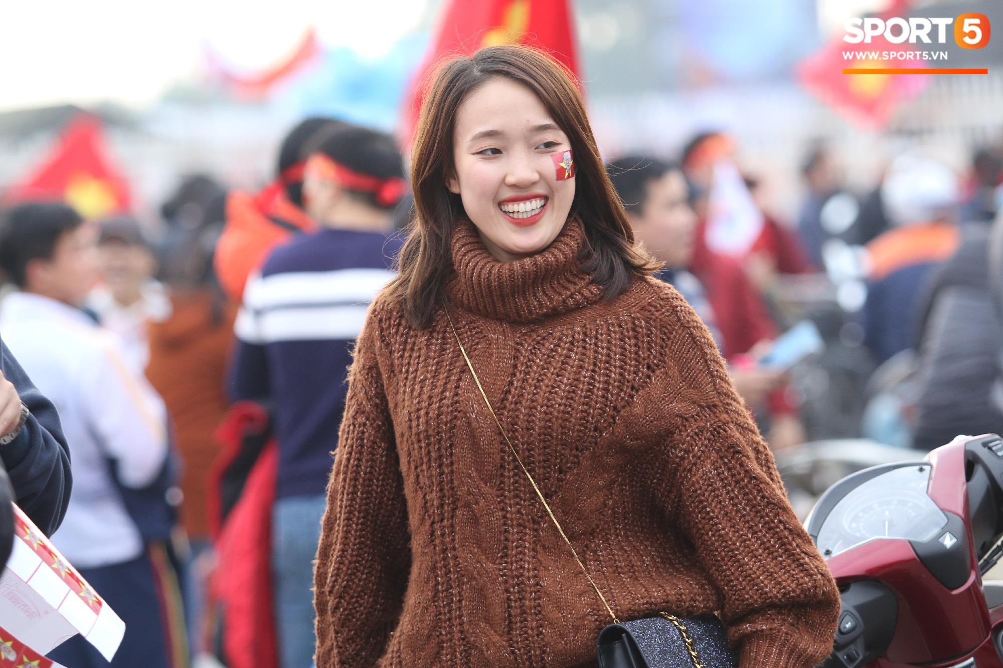 Trước giờ bóng lăn, SVĐ Mỹ Đình đã trở nên cực nóng nhờ loạt nữ CĐV xinh xắn này-4