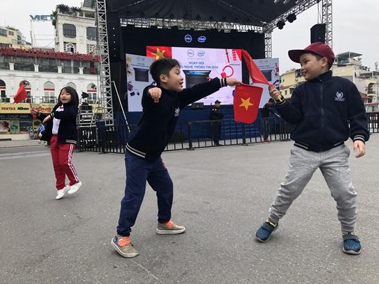 BLV thể thao Hàn Quốc cũng phải choáng ngợp vì sự cuồng nhiệt của CĐV Việt Nam trước thềm chung kết AFF Cup 2018-4