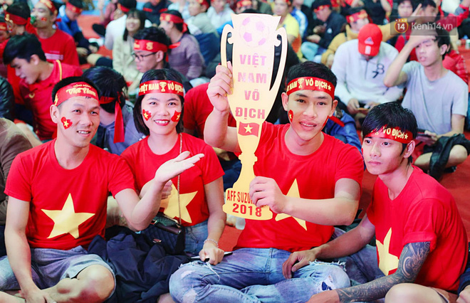 Việt Nam vô địch AFF Cup 2018, triệu CĐV nhảy múa ăn mừng-66