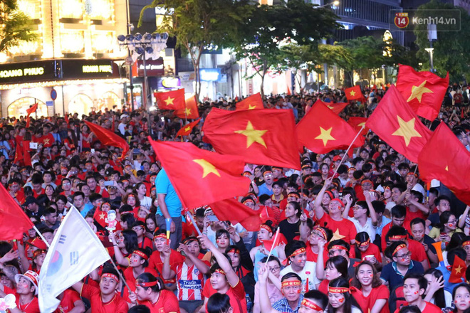 Việt Nam vô địch AFF Cup 2018, triệu CĐV nhảy múa ăn mừng-57
