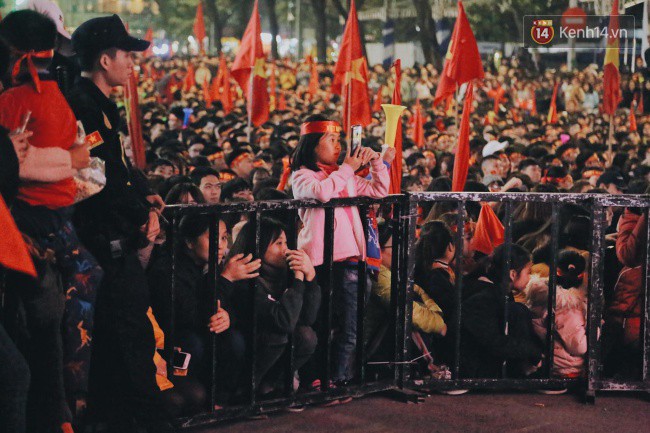 Việt Nam vô địch AFF Cup 2018, triệu CĐV nhảy múa ăn mừng-46