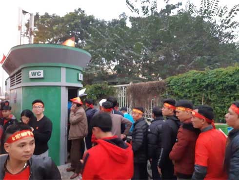 Nhà vệ sinh ở SVĐ Mỹ Đình ùn tắc nghiêm trọng, dân xếp hàng dài cả trăm mét