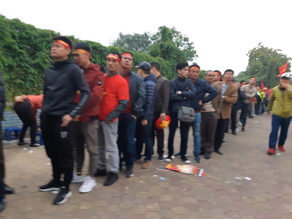 Nhà vệ sinh ở SVĐ Mỹ Đình ùn tắc nghiêm trọng, dân xếp hàng dài cả trăm mét-3