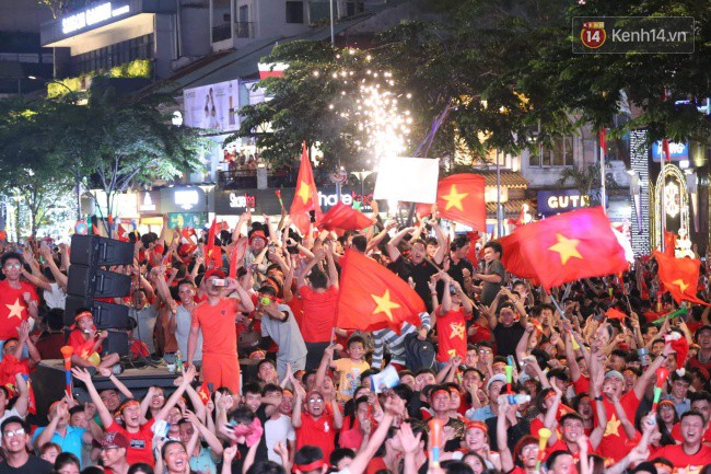 Việt Nam vô địch AFF Cup 2018, triệu CĐV nhảy múa ăn mừng-36