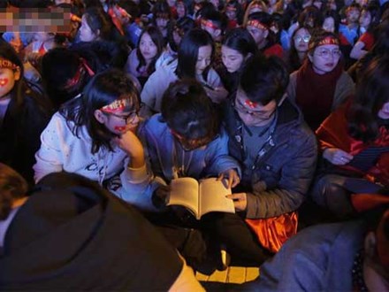 CĐV cứng nhất năm: Hàng triệu người hâm mộ hò hét Việt Nam dẫn trước vẫn lấy sách ra học chỉ vì lý do này