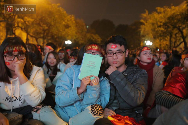 CĐV cứng nhất năm: Hàng triệu người hâm mộ hò hét Việt Nam dẫn trước vẫn lấy sách ra học chỉ vì lý do này-5