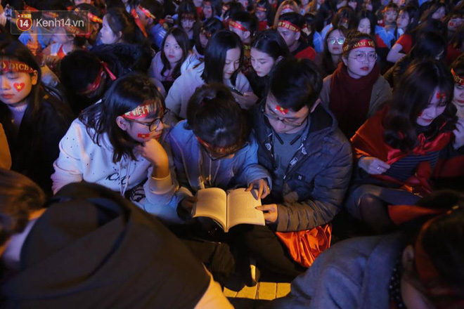 CĐV cứng nhất năm: Hàng triệu người hâm mộ hò hét Việt Nam dẫn trước vẫn lấy sách ra học chỉ vì lý do này-1
