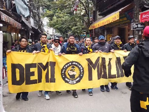 Video Ultras Malaysia đại náo phố cổ, đọ giọng với phụ nữ và trẻ em Hà Nội