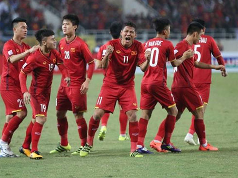 Sát giờ bóng lăn, phe vé mâu thuẫn lao vào ẩu đả, xé tan cặp vé 12 triệu đồng-6