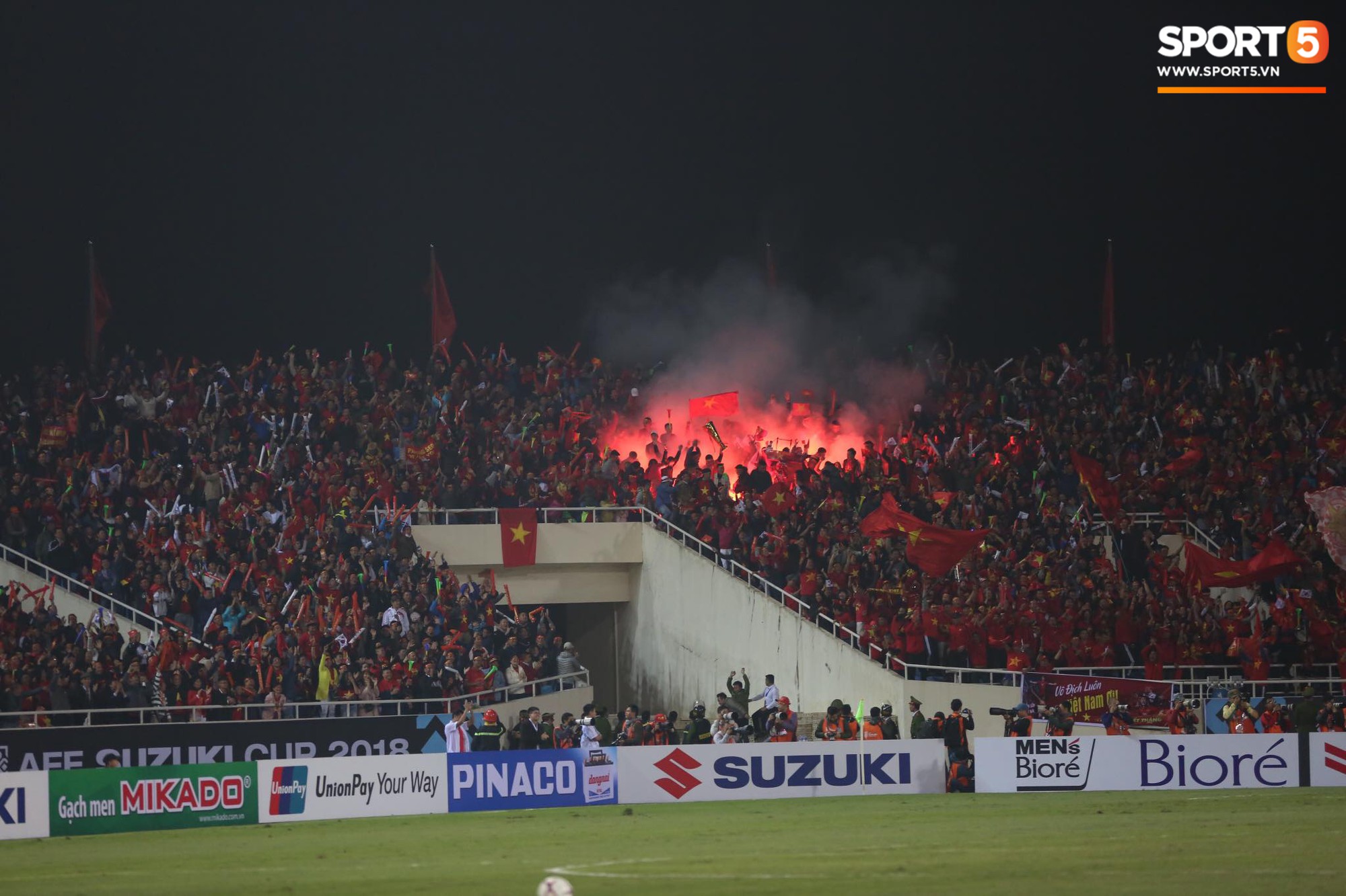 Pháo sáng lại cháy trên khán đài Mỹ Đình, LĐBĐ Việt Nam đối diện nguy cơ bị phạt-1