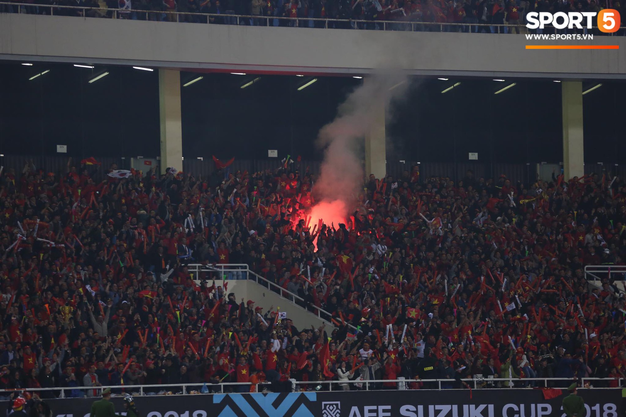 Pháo sáng lại cháy trên khán đài Mỹ Đình, LĐBĐ Việt Nam đối diện nguy cơ bị phạt-2