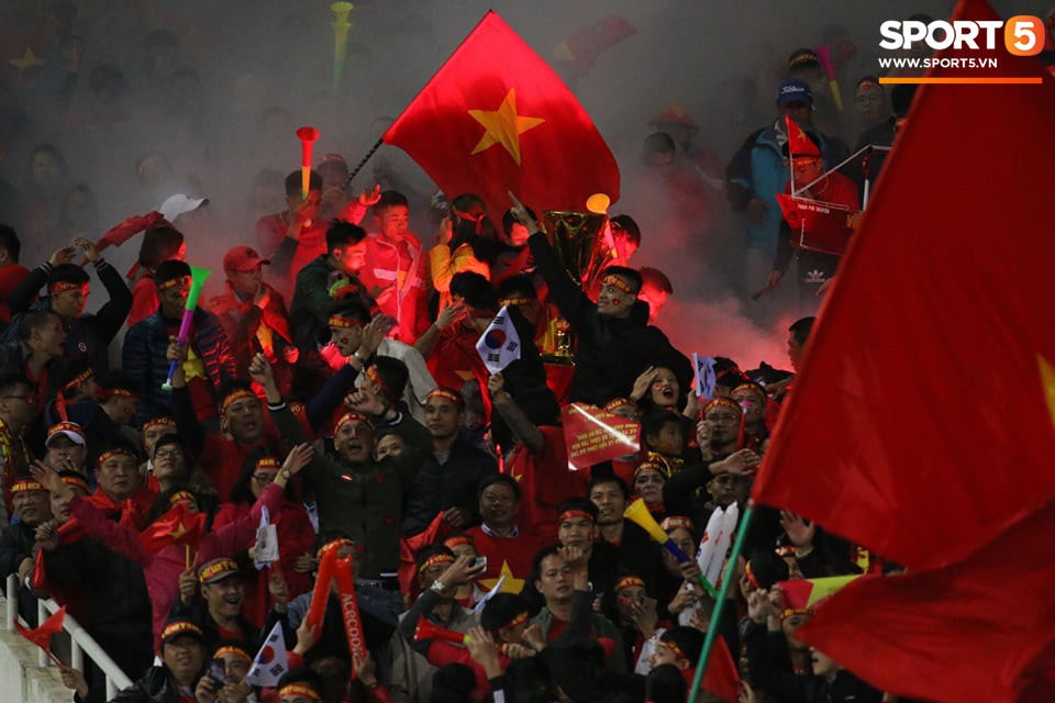 Pháo sáng lại cháy trên khán đài Mỹ Đình, LĐBĐ Việt Nam đối diện nguy cơ bị phạt-3