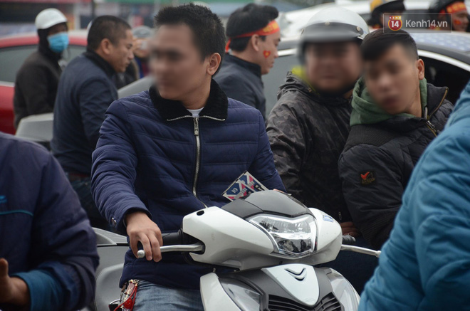 Sát giờ bóng lăn, phe vé mâu thuẫn lao vào ẩu đả, xé tan cặp vé 12 triệu đồng-2