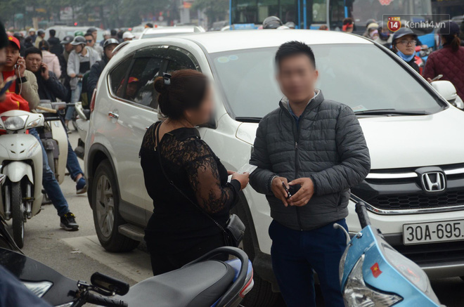 Sát giờ bóng lăn, phe vé mâu thuẫn lao vào ẩu đả, xé tan cặp vé 12 triệu đồng-3