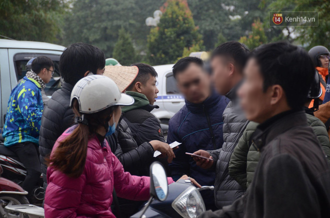 Sát giờ bóng lăn, phe vé mâu thuẫn lao vào ẩu đả, xé tan cặp vé 12 triệu đồng-4