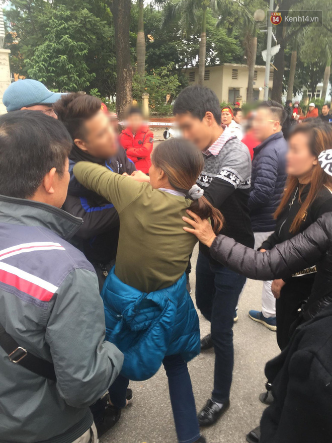 Sát giờ bóng lăn, phe vé mâu thuẫn lao vào ẩu đả, xé tan cặp vé 12 triệu đồng-5
