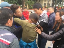 Sát giờ bóng lăn, phe vé mâu thuẫn lao vào ẩu đả, xé tan cặp vé 12 triệu đồng Sát giờ bóng lăn, phe vé mâu thuẫn lao vào ẩu đả, xé tan cặp vé 12 triệu đồng