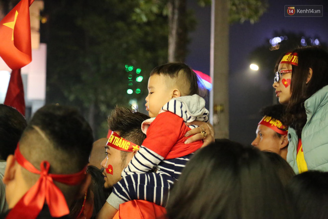 Việt Nam vô địch AFF Cup 2018, triệu CĐV nhảy múa ăn mừng-27