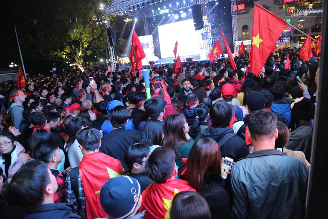 Việt Nam vô địch AFF Cup 2018, triệu CĐV nhảy múa ăn mừng-28